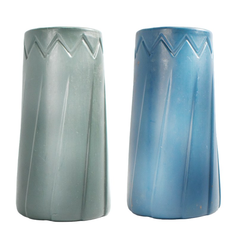 Florero En Forma Conica Con Lineas Verticales